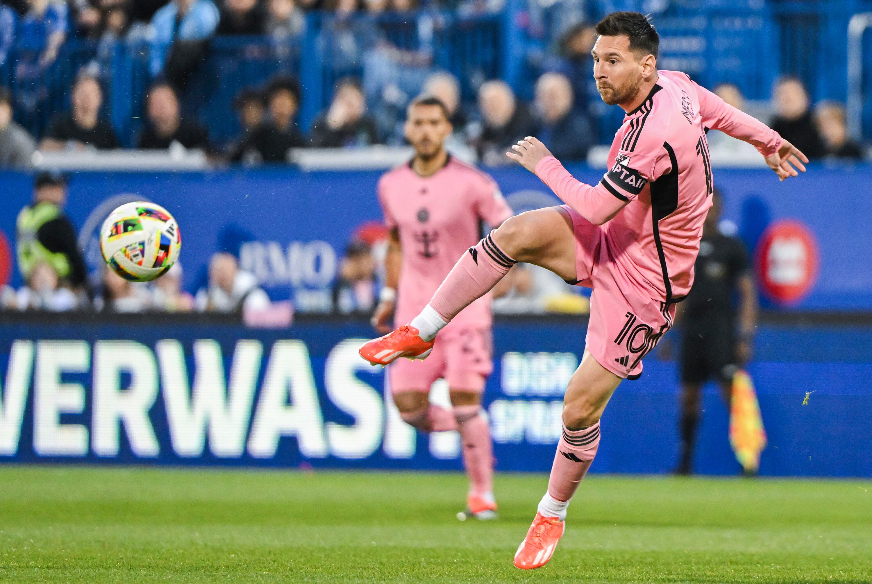 El argentino Lionel Messi, del Inter Miami, remata en el partido de la MLS disputado el sábado 11 de mayo de 2024, ante Montreal (Graham Hughes/The Canadian Press via AP)