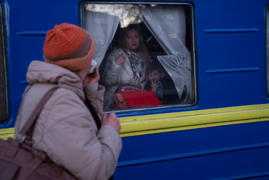 Ludmila, izquierda, se despide de su nieta, Kristina, quien con su hijo Yaric, salen de la estación de trenes en Odessa, sur de Ucrania, el martes 22 de marzo de 2022. Más de 5 millones de refugiados han huido de Ucrania desde que inició la guerra de Rusia, informó la agencia de refugiados de la ONU el 20 de abril de 2022. Es la mayor crisis de refugiados en Europa desde la Segunda Guerra Mundial. (AP Foto/Petros Giannakouris, File)