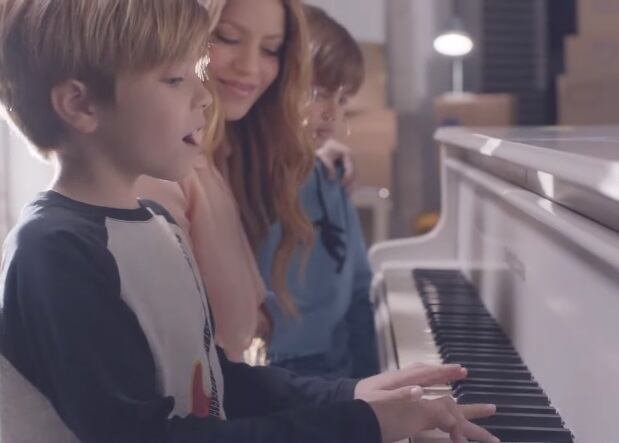 Shakira canta y toca el piano con sus hijos Milan y Sasha en el video de "Acróstico" (Sony Music)