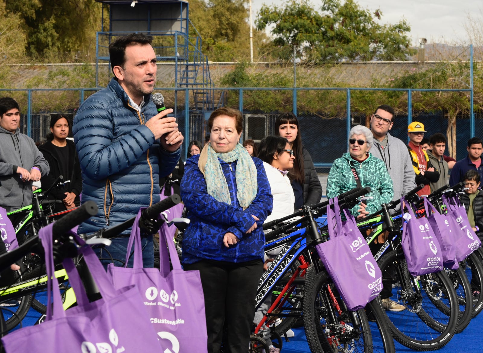 Abanderados y escoltas de Godoy Cruz recibieron una bicicleta.