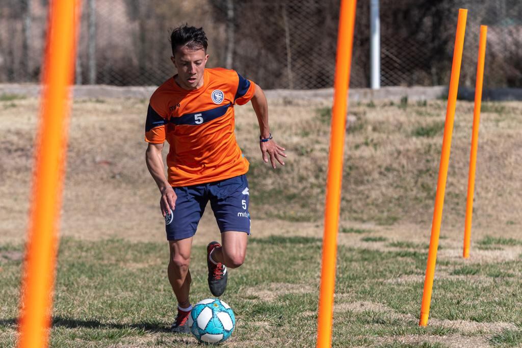 Santiago Ubeda, de las inferiores leprosas al Sol de América de Paraguay. El Azul lo extrañará en el mediocampo. / Los Andes 