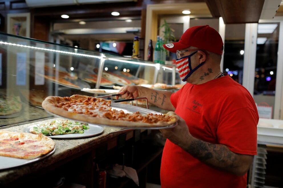 La pizza de Sbarro es de tamaño mucho más grande, de masa fina, pero no crocante, de modo que pueda doblarse, llevar y comer al paso.