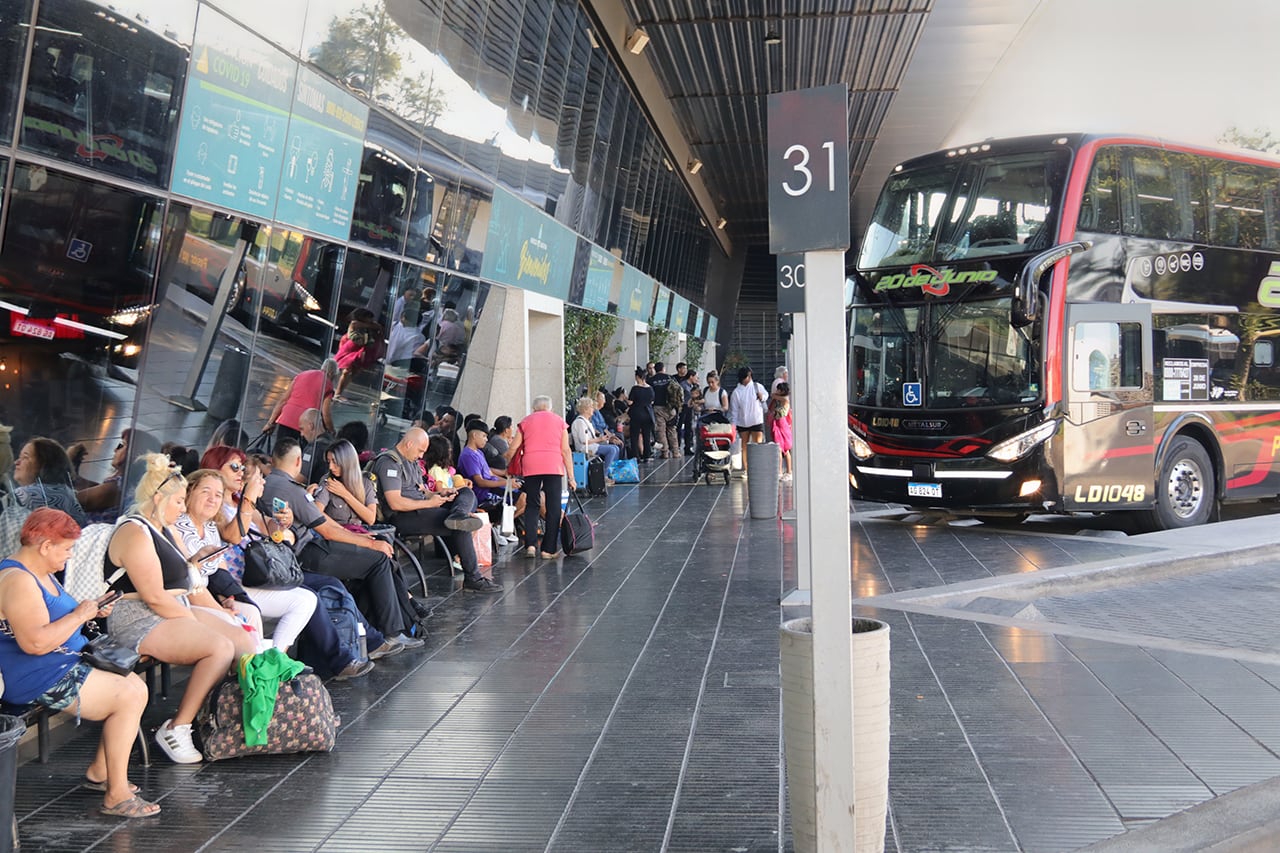 Gran movimiento de turistas y viajeros en la terminal de ómnibus de Mendoza. Foto: Los Andes