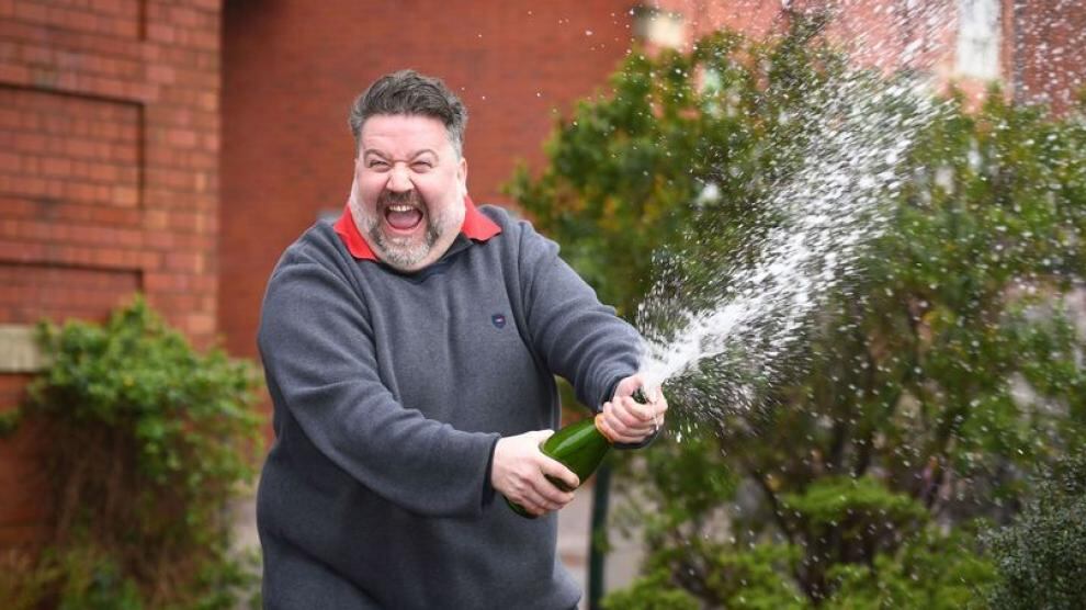 Davis celebrando la gran noticia. Foto: National Lottery