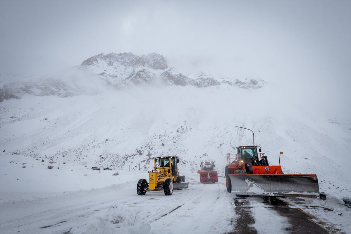 El Paso a Chile sigue cerrado y se espera temporal para el viernes: 3.000 camiones esperan en Mendoza. Foto: Ignacio Blanco / Los Andes.
