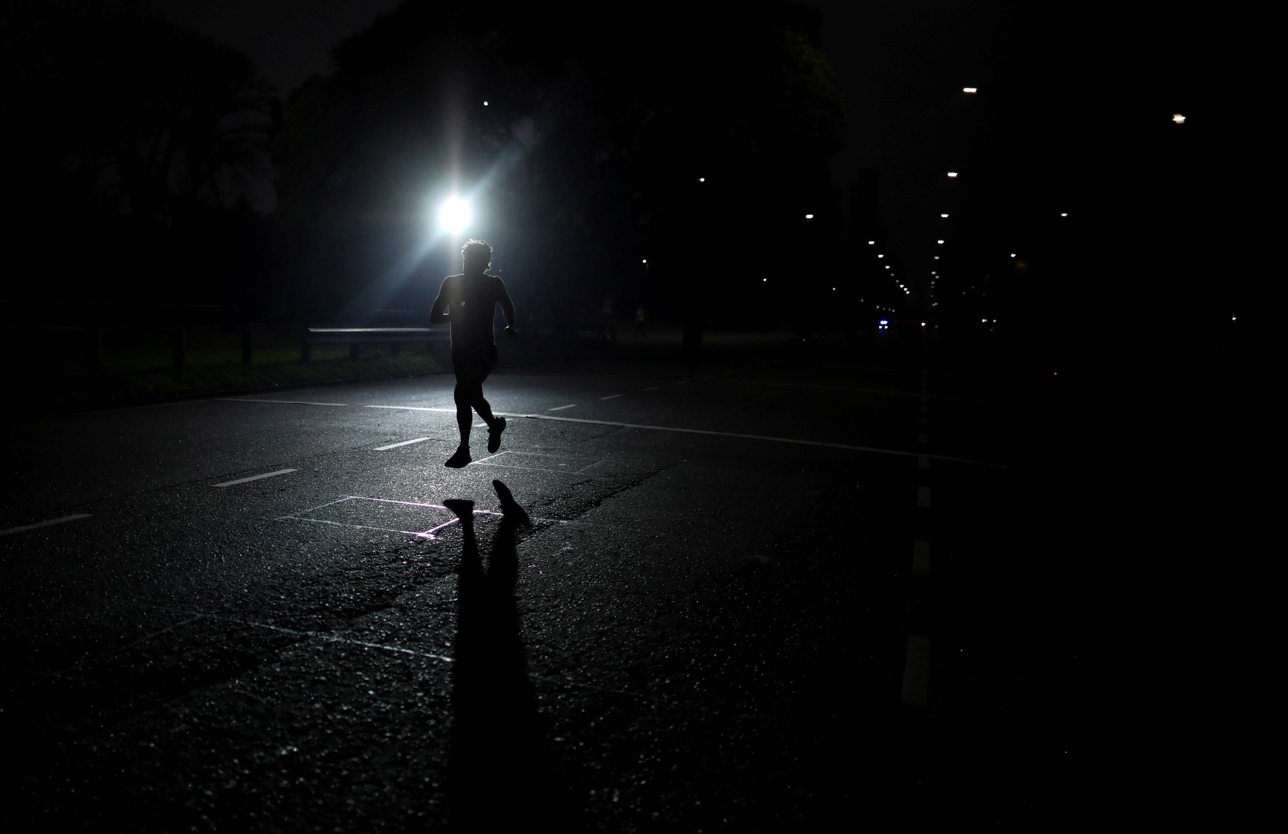 Un hombre corre en un parque de Capital Federal. El gobierno flexibiliza las medidas a pesar de estar en su momento más crítico.