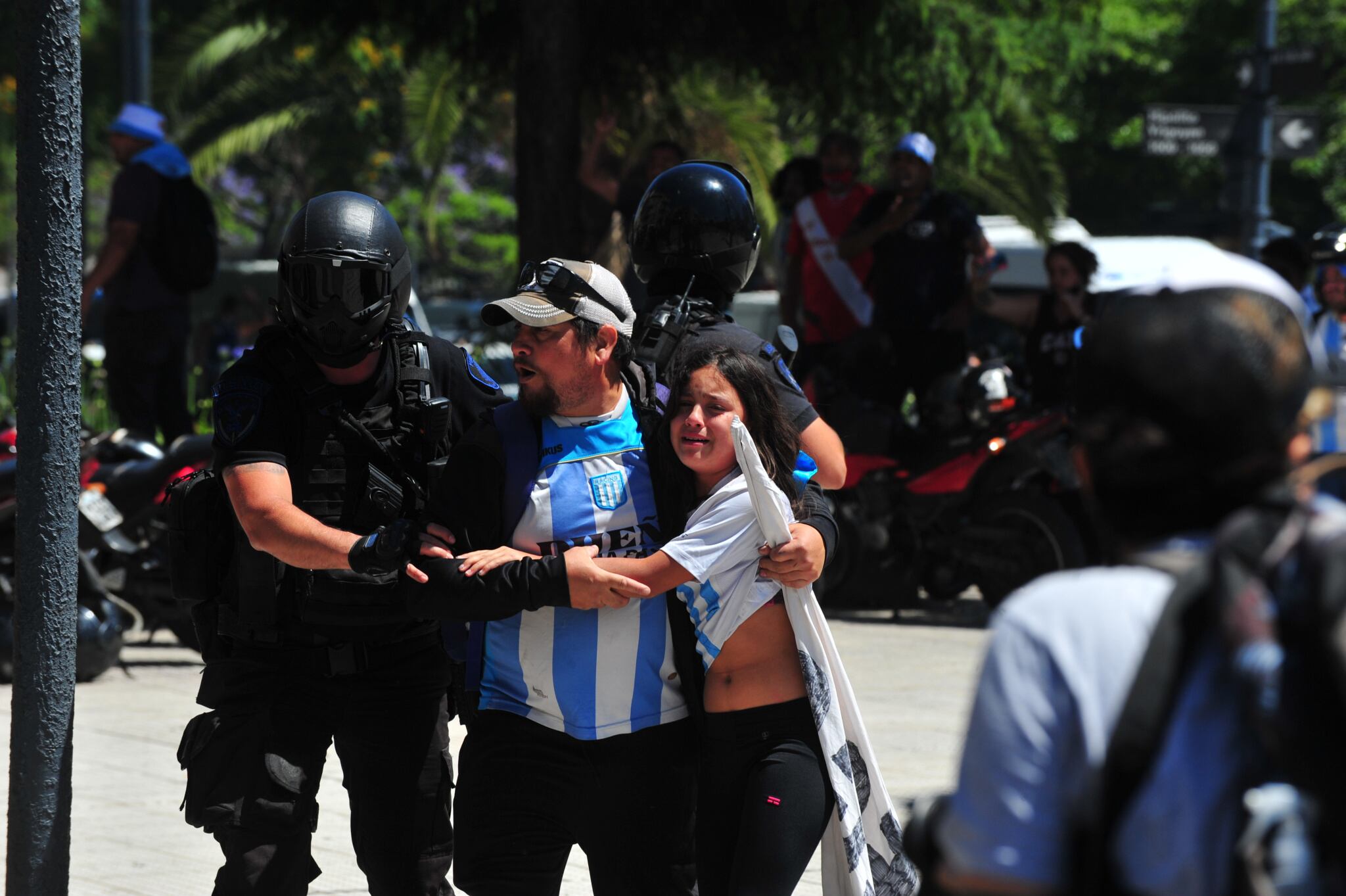 Último adiós a Diego Maradona
gente esperando ingresar a Casa Rosada para despedirse. La policía corta el ingreso en Av de Mayo y 9 de Julio.