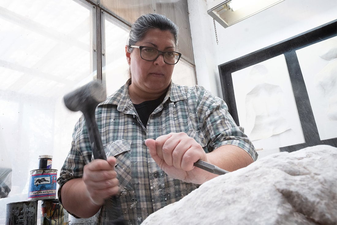 Retratos de la escultora Rebeca Sarelli en su taller. 

Foto: Ignacio Blanco / Los Andes  