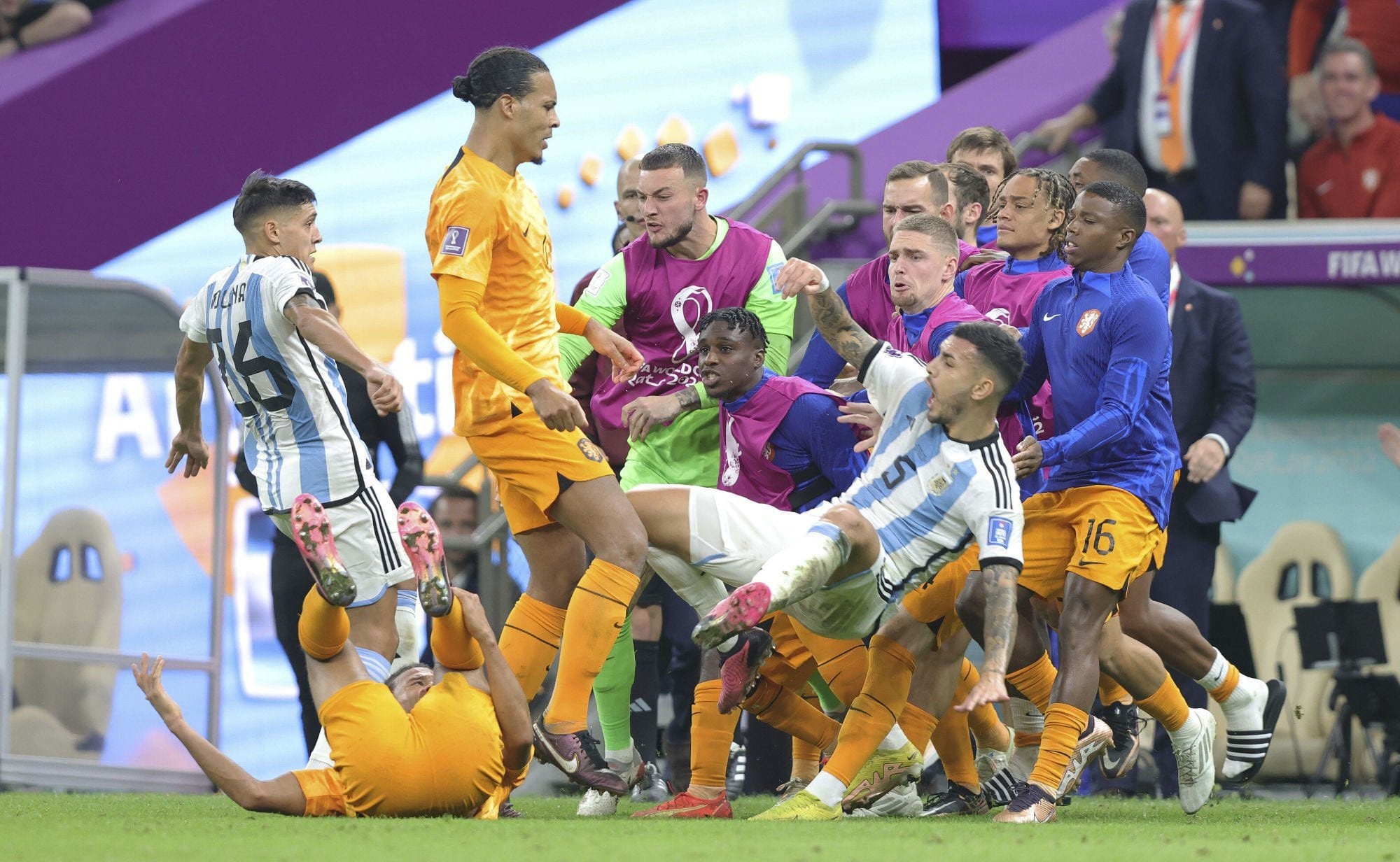 La reacción de Van Dijk tras el pelotazo de Leandro Paredes al banco de suplentes de Países Bajos.