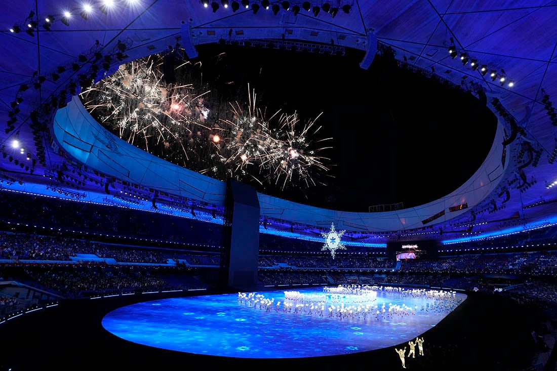 Fuegos artificiales estallan en lo alto del Estadio Nacional durante la ceremonia de inauguración de los Juegos Olímpicos de Invierno 2022. 
Foto: AP