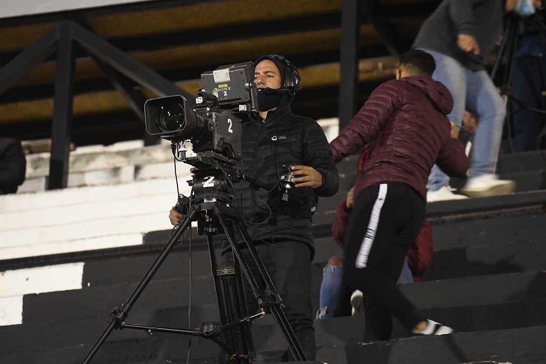 La cámara de la televisión no pierde detalle desde la platea del estadio del Lobo.