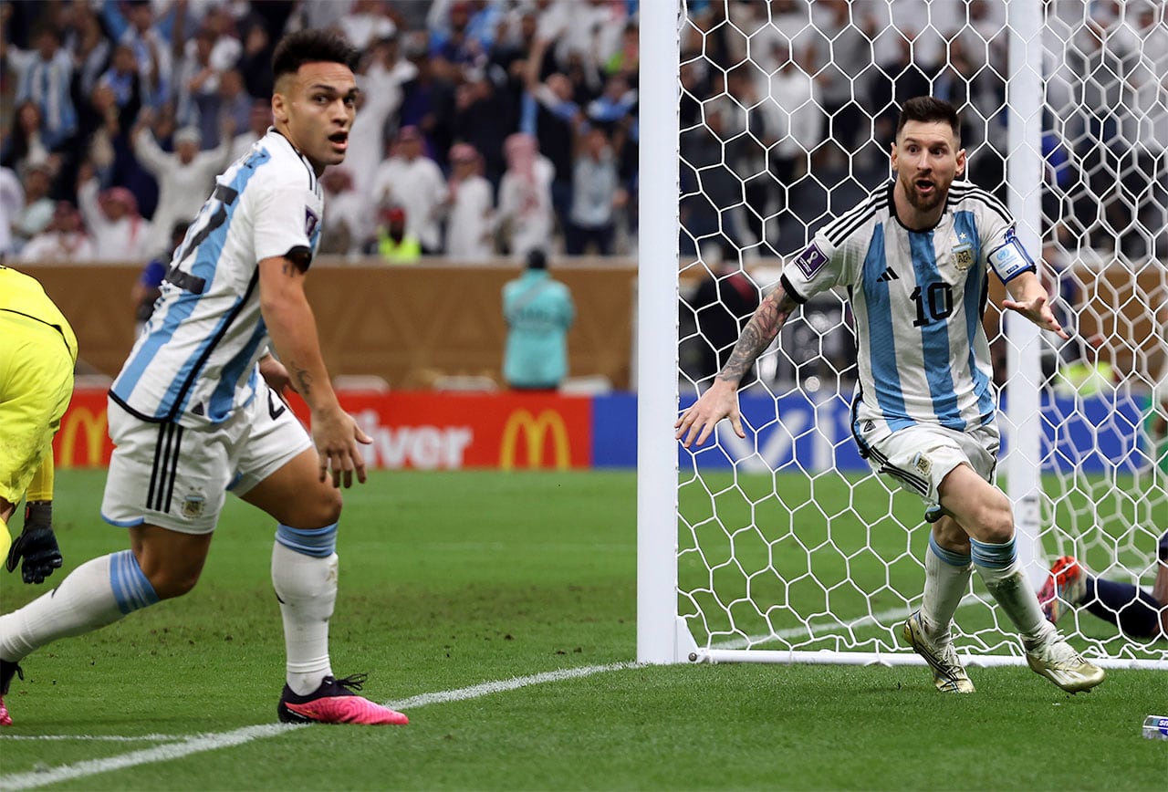 Lusail (Qatar), 18/12/2022.- Lionel Messi of Argentina (R) reacts after scoring the 3-2 with Lautaro Martinez during the FIFA World Cup 2022 Final between Argentina and France at Lusail stadium, Lusail, Qatar, 18 December 2022. (Mundial de Fútbol, Francia, Estados Unidos, Catar) EFE/EPA/Tolga Bozoglu
