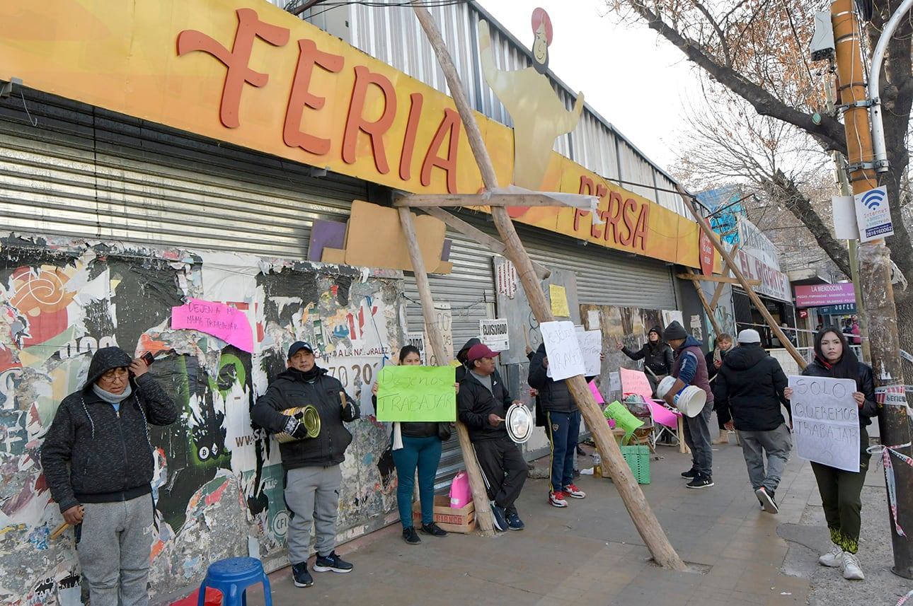 La Feria Persa ubicada en la calle General Paz sufrió un devastador incendio que afectó a 85 familias, que quedaron sin continuidad laboral. Algunos de los feriantes reclamaron por sus fuentes laborales en la misma vereda 
Foto:  Orlando Pelichotti

