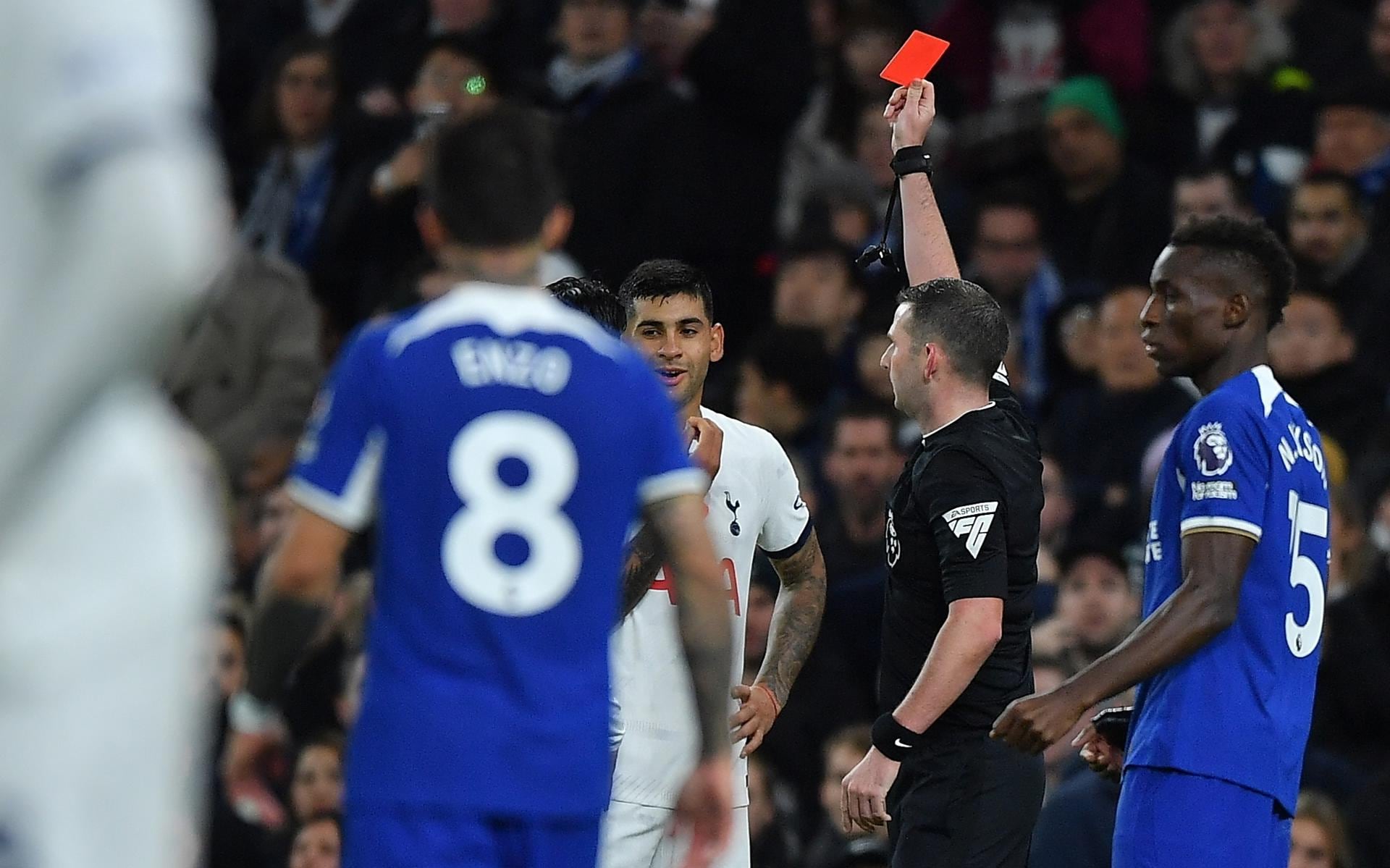 Michael Oliver observa el VAR para luego expulsar a "Cuti" Romero y cobrar penal para Chelsea / EFE.