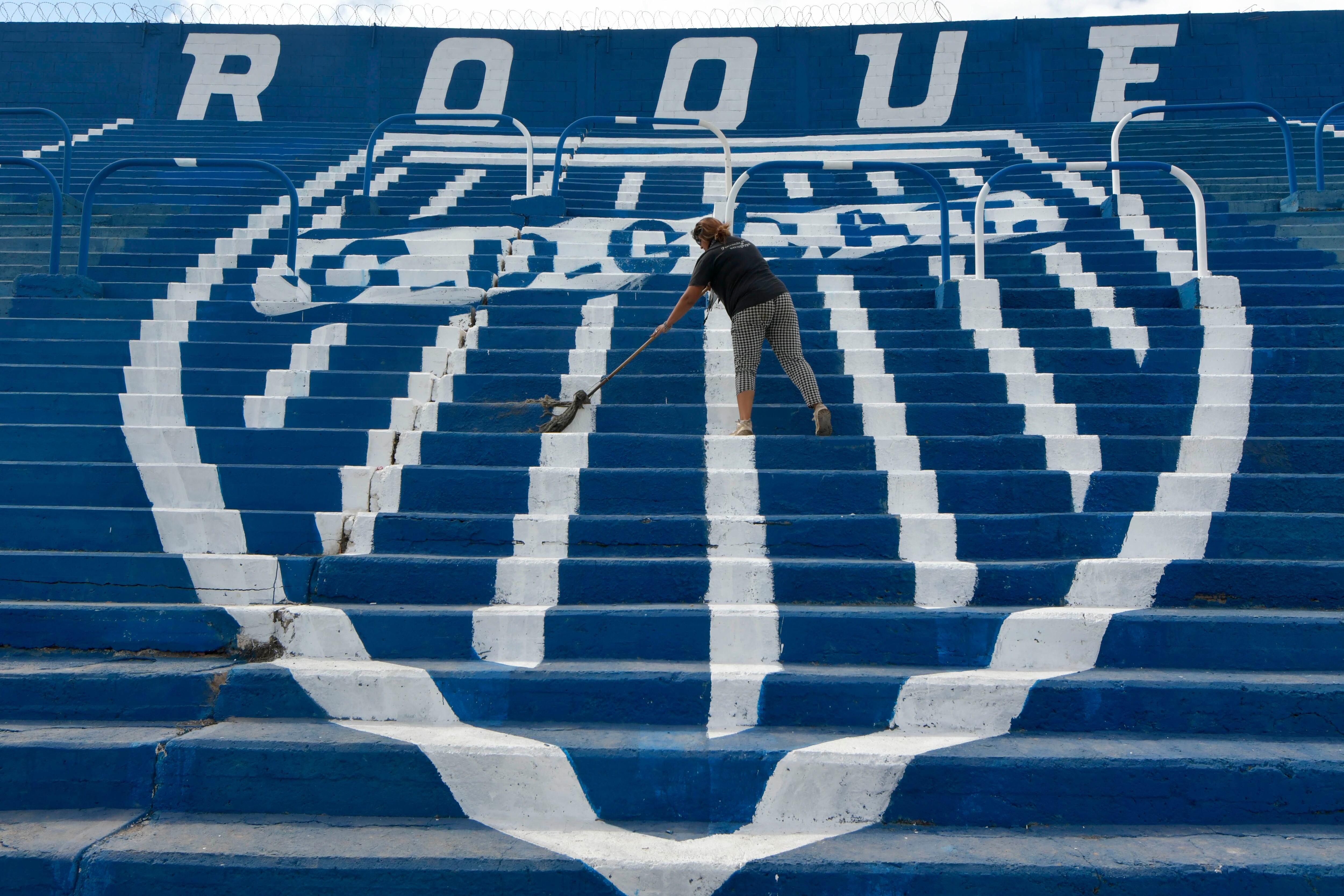 Continúan los trabajos de restauración del estadio Gambarte, del Club Godoy Cruz Antonio Tomba