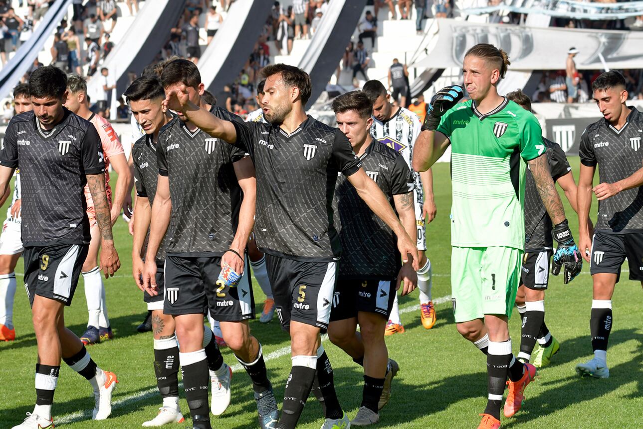 El Club Atlético Gimnasia y Esgrima le ganó a Estudiantes de Caseros 1-0 por la 36° fecha del torneo de Primera Nacional en el estadio Víctor Legrotaglie y se trepó al tercer puesto de la tabla de posiciones.
Foto: Orlando Pelichotti
