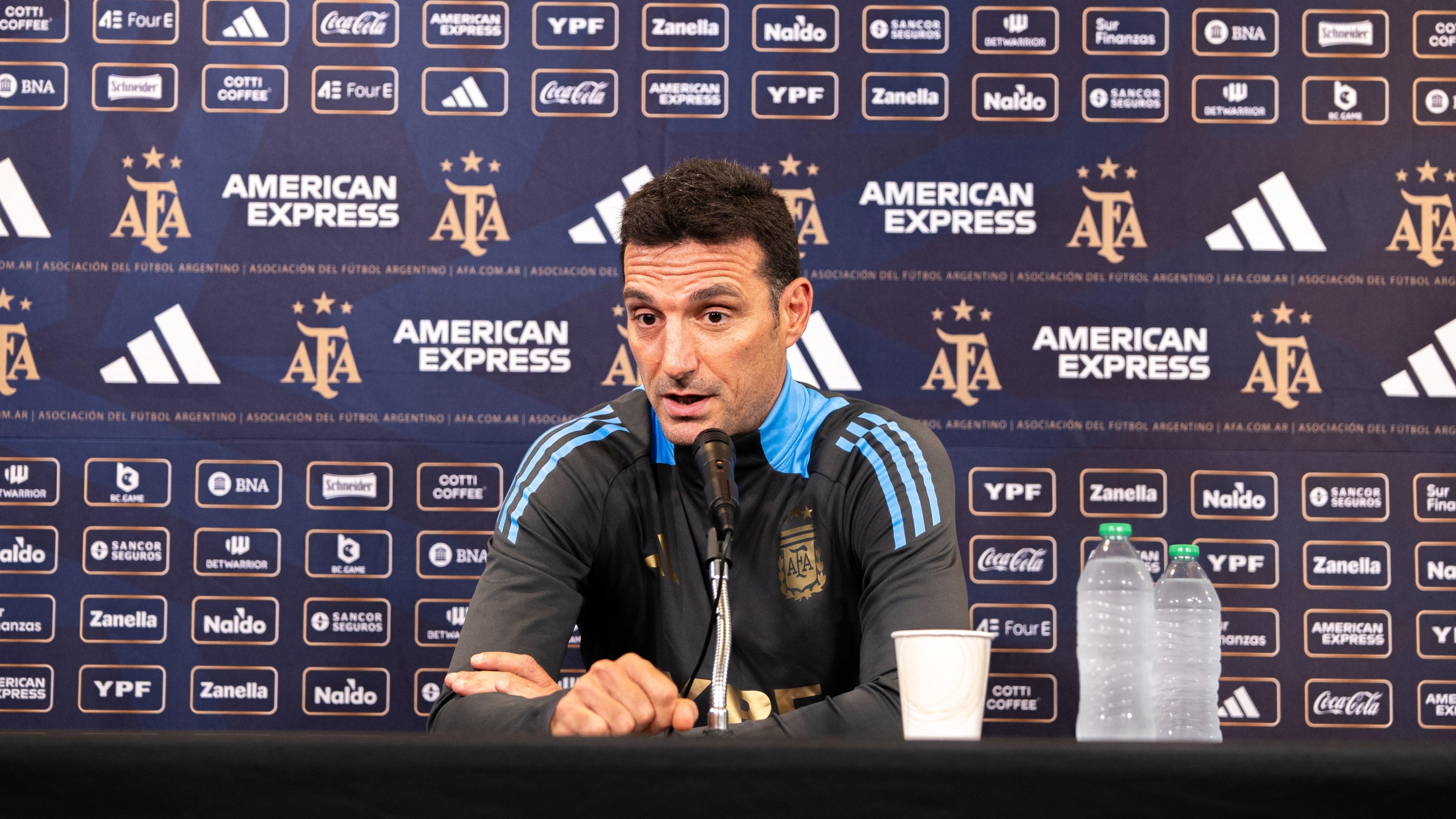 Scaloni y su conferencia de prensa. (AFA).