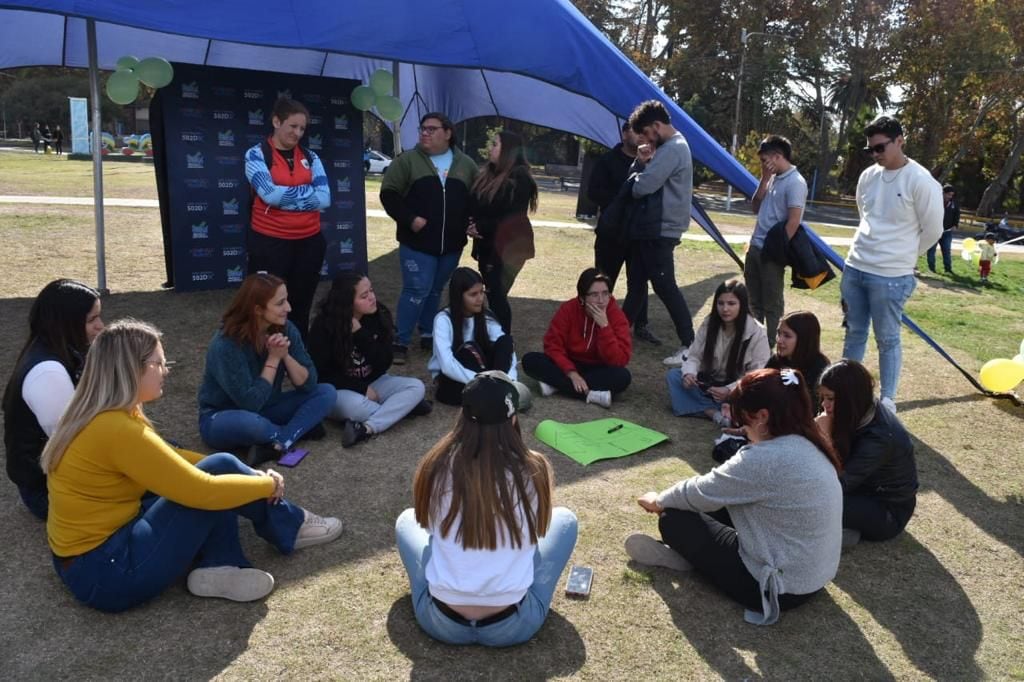 Jóvenes escuchando propuestas.