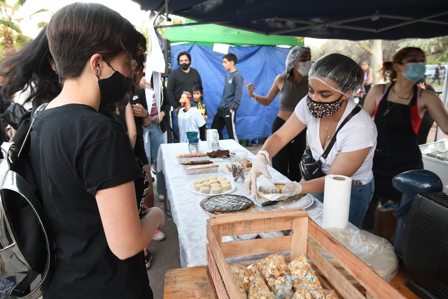 Volvieron los kioscos estudiantiles a Maipú. Los estudiantes de 4to y 5to año de la secundaria tuvieron la oportunidad de realizar nuevamente los tradicionales kioscos con muñecos en el Parque Metropolitano del departamento. Foto Marcelo Rolland / Los Andes