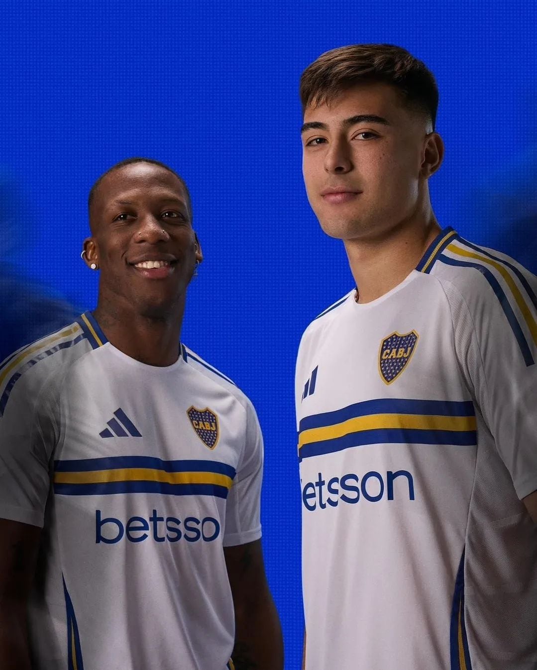 Luis Advíncula y Aaron Anselmino en la presentación de la nueva camiseta suplente de Boca