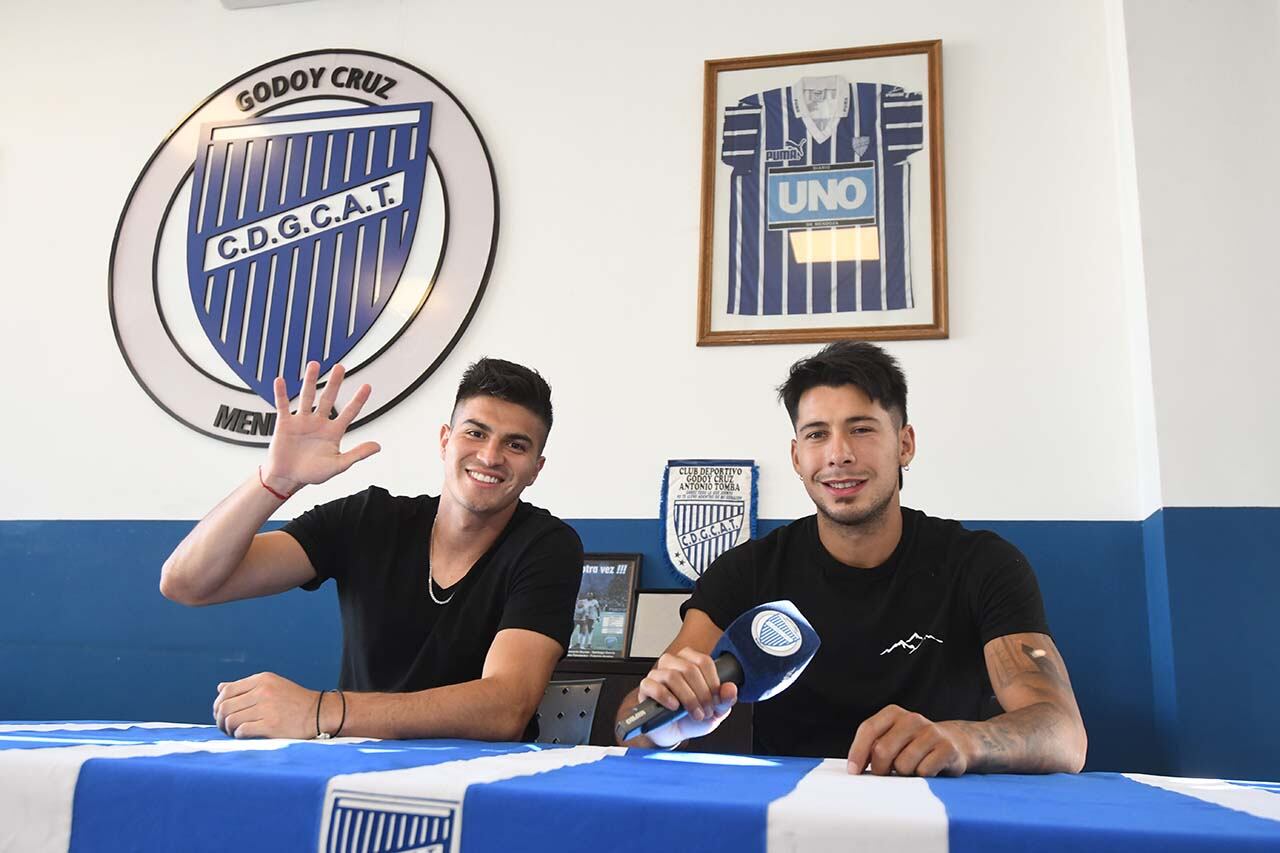 Godoy Cruz Antonio Tomba presentó a Thomas Galdame y Nicolas Fernandez  como nuevos jugadores de fútbol del club
Foto: José Gutierrez / Los Andes 
