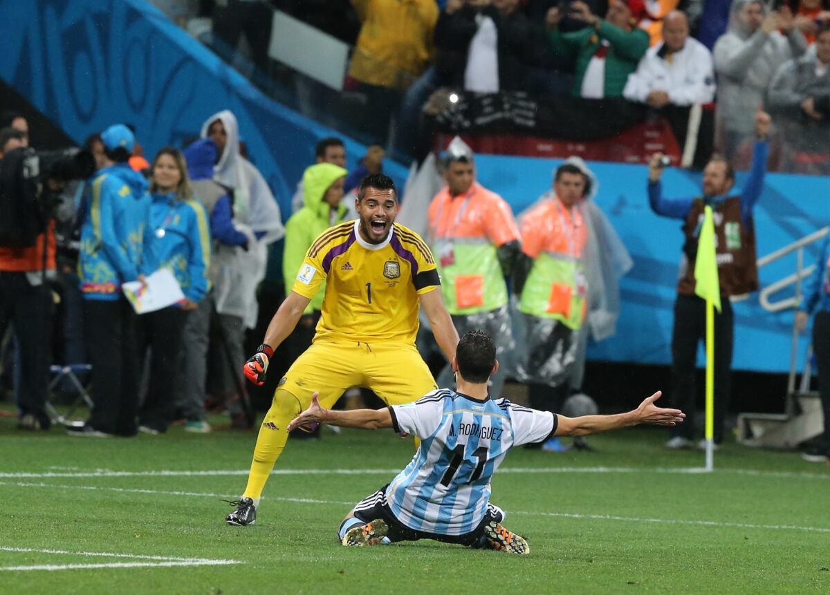 Sergio Romero atajó los penales de Vlaar y Sneijder.