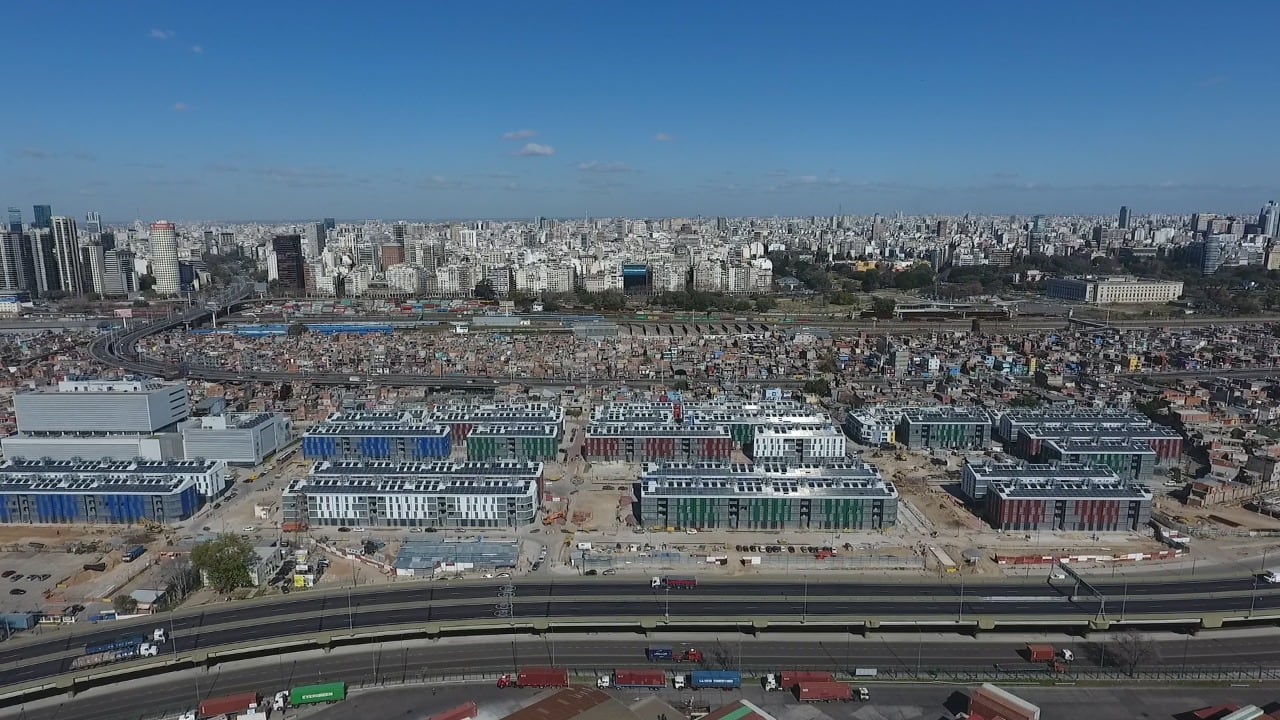 El Barrio Mugica, uno de los barrios populares más importantes de Buenos Aires. Parte de lo recaudado con el Impuesto a las Grandes Fortunas se destinará a urbanizar barrios de este tipo.