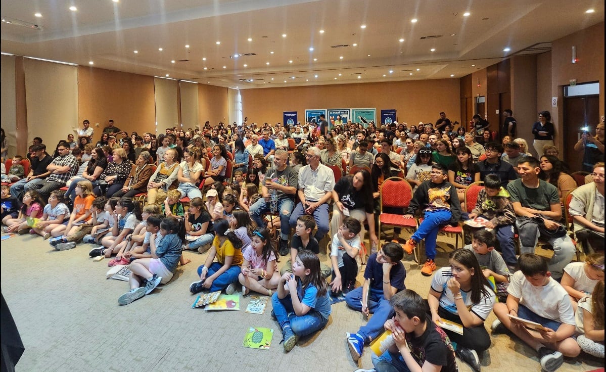 “Chanti”, ofreció una “charla dibujada” que se extendió a tres horas, frente a la mirada de muchos niños y sus familias; el dibujante de la historia infantil “Mayor y menor” les regaló autógrafos.