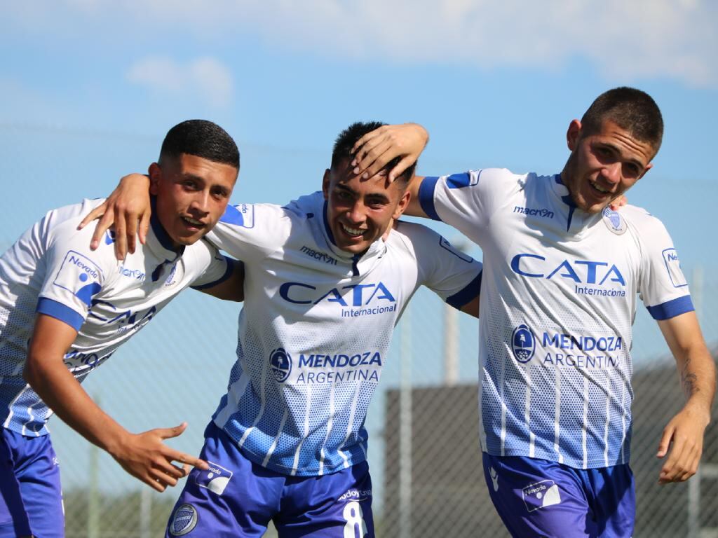 Daniel Molina (derecha), es otro que promete. En la foto, junto a Pablo Peña (centro) y Franco González (quien ya debutó).