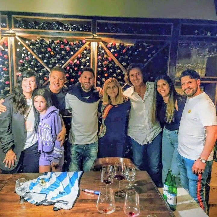 Lionel Messi en el centro de la foto con su familia y varios famosos en un bar de Buenos Aires en la noche del lunes. (Foto publicada por Olé)