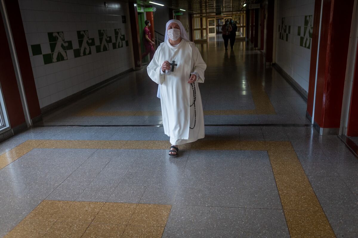 Una religiosa camina por los pasillos del hospital pediátrico.