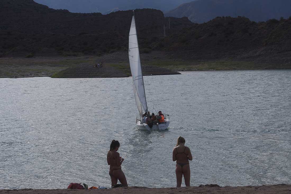 Bahía Príncipe, una playa en el Dique Potrerillos donde en ese sector del perilago se junta mucha gente a disfrutar de los días de calor. Foto: José Gutierrez