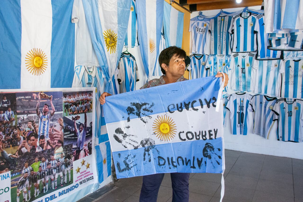 Dentro del predio se encuentra una habitación especialmente preparada para exhibir camisetas y objetos alegóricos a la Selección Argentina.
Mariana Villa / Los Andes  