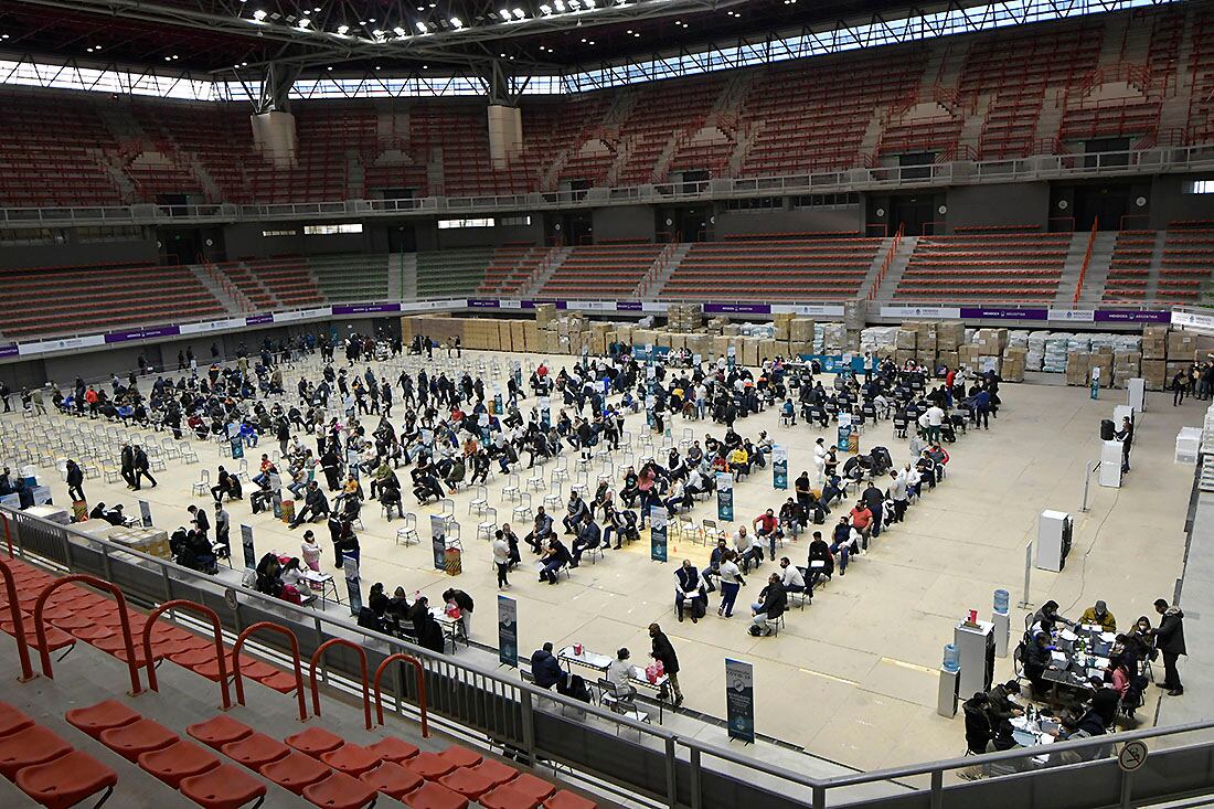 El operativo de vacunación contra Covid-19 para los choferes de colectivos. Foto: Orlando Pelichotti / Los Andes