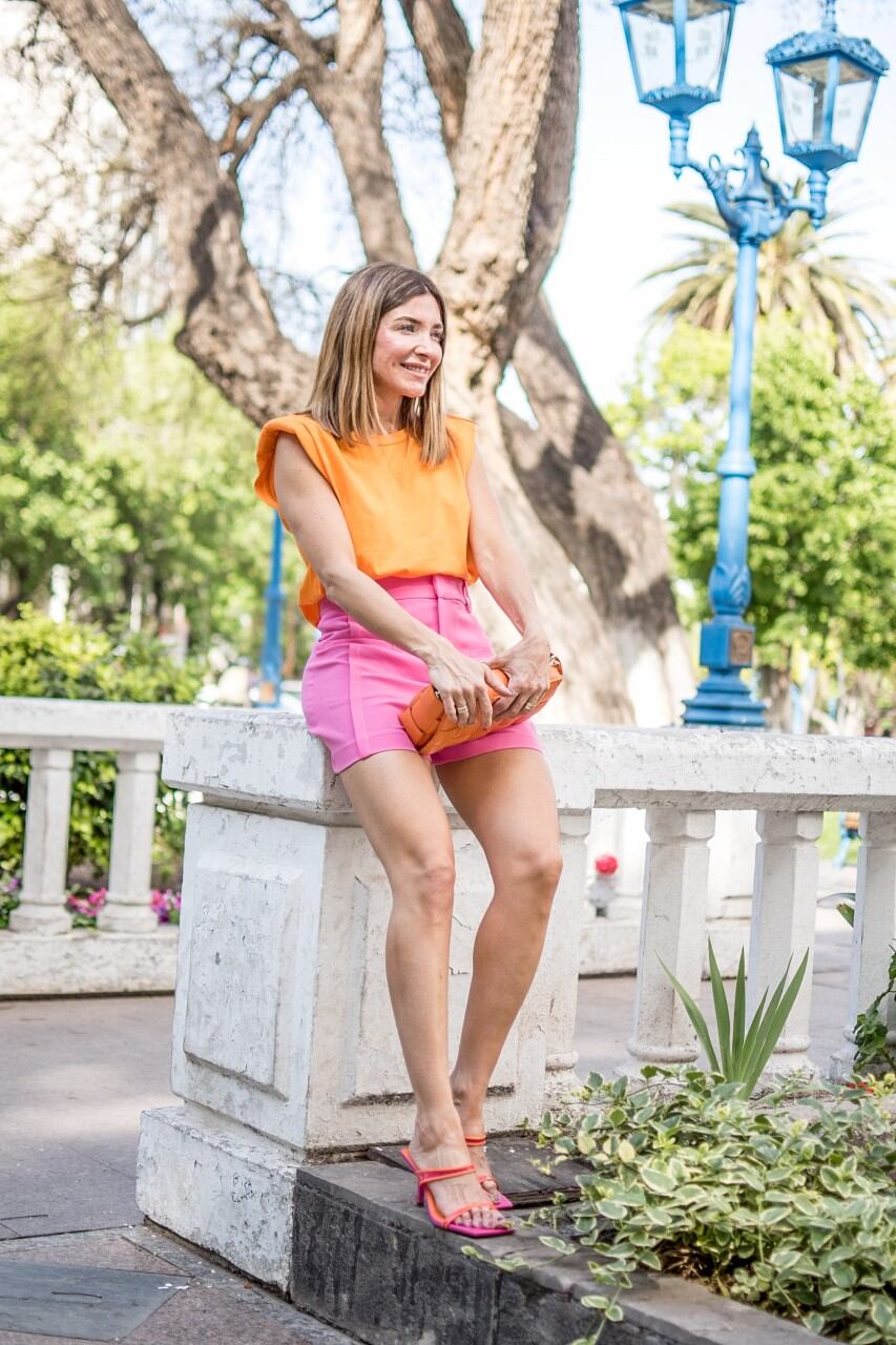 Agus de @cosa.de.mujeres con short naranja y bermuda rosa