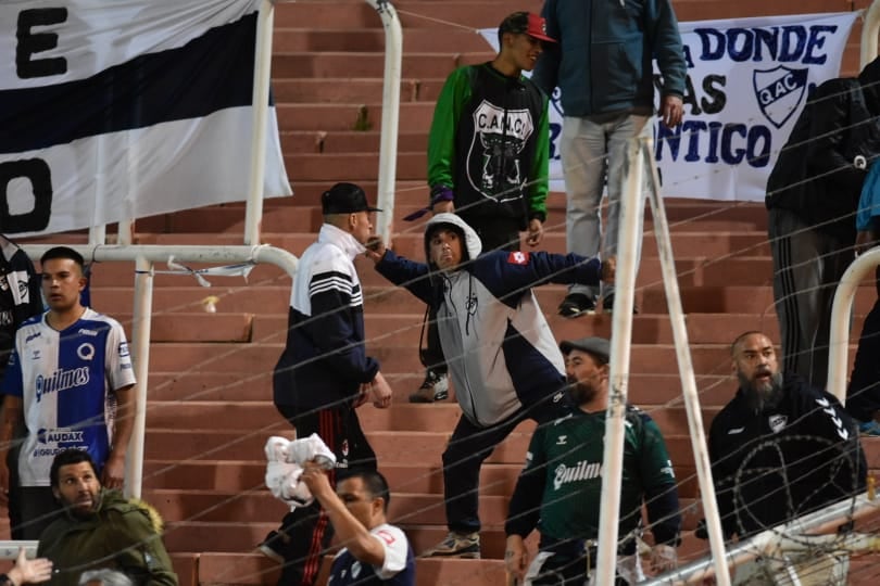 Lamentable. Apenas Mariano Pavone convirtió el descuento para Quilmes (3-2), fanáticos comenzaron a provocar destrozos en el estadio Malvinas Argentinas. / Mariana Villa (Los Andes).