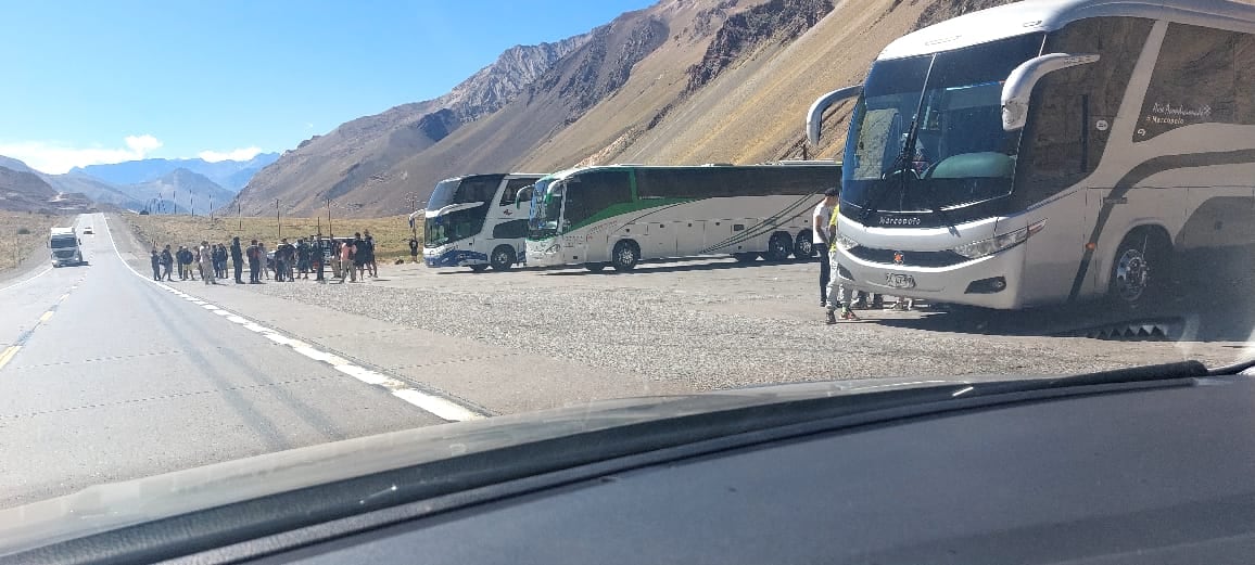 Controles en Los Horcones sobre colectivos que venían de Chile con hinchas del Colo Colo. Foto: @VALLEOVA / X