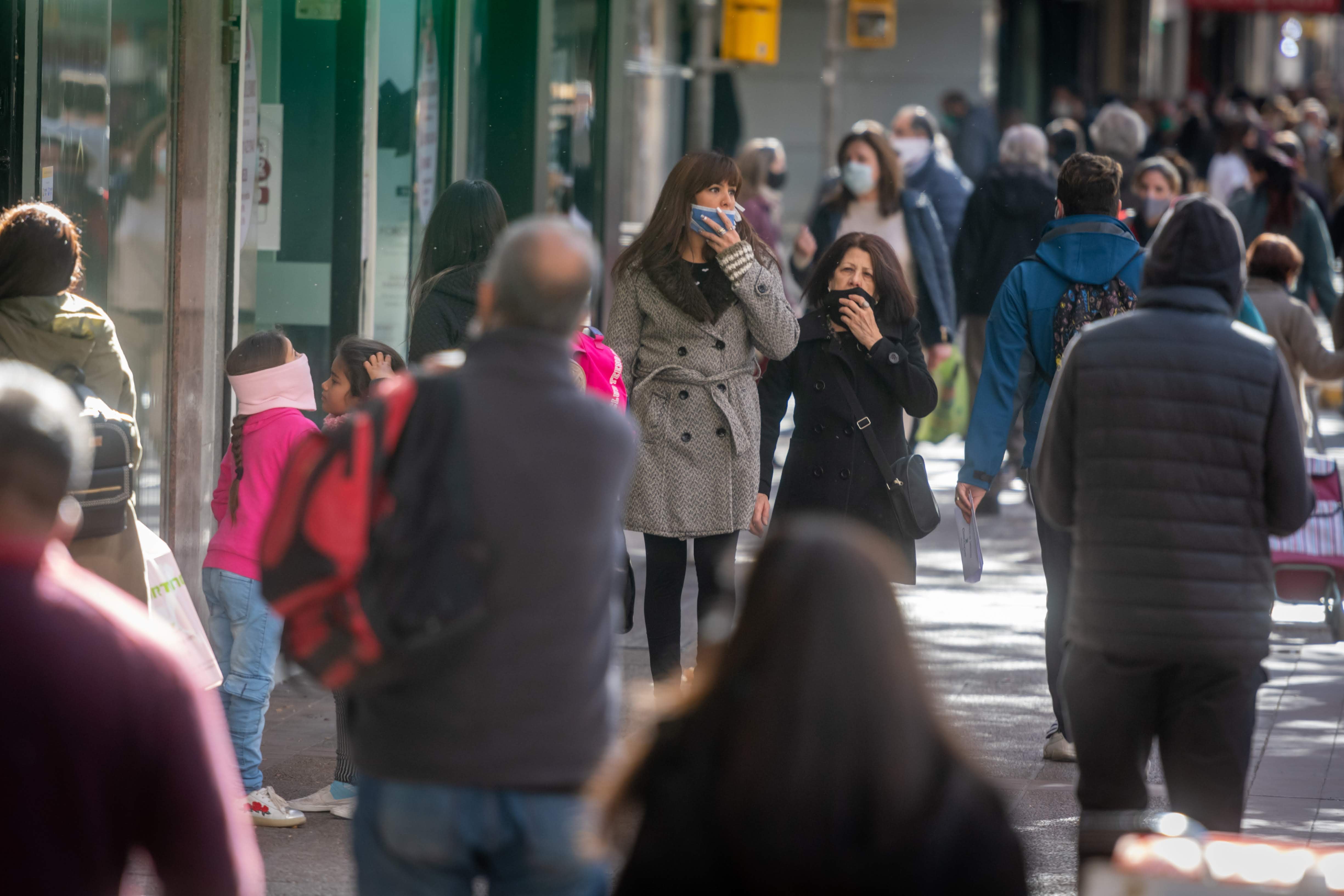 Mendoza 09 de junio de 2020
 
Mucho movimiento de personas por las calles de la Ciudad tras los nuevos permisos del Gobierno. 

Fotos: Ignacio Blanco / Los Andes