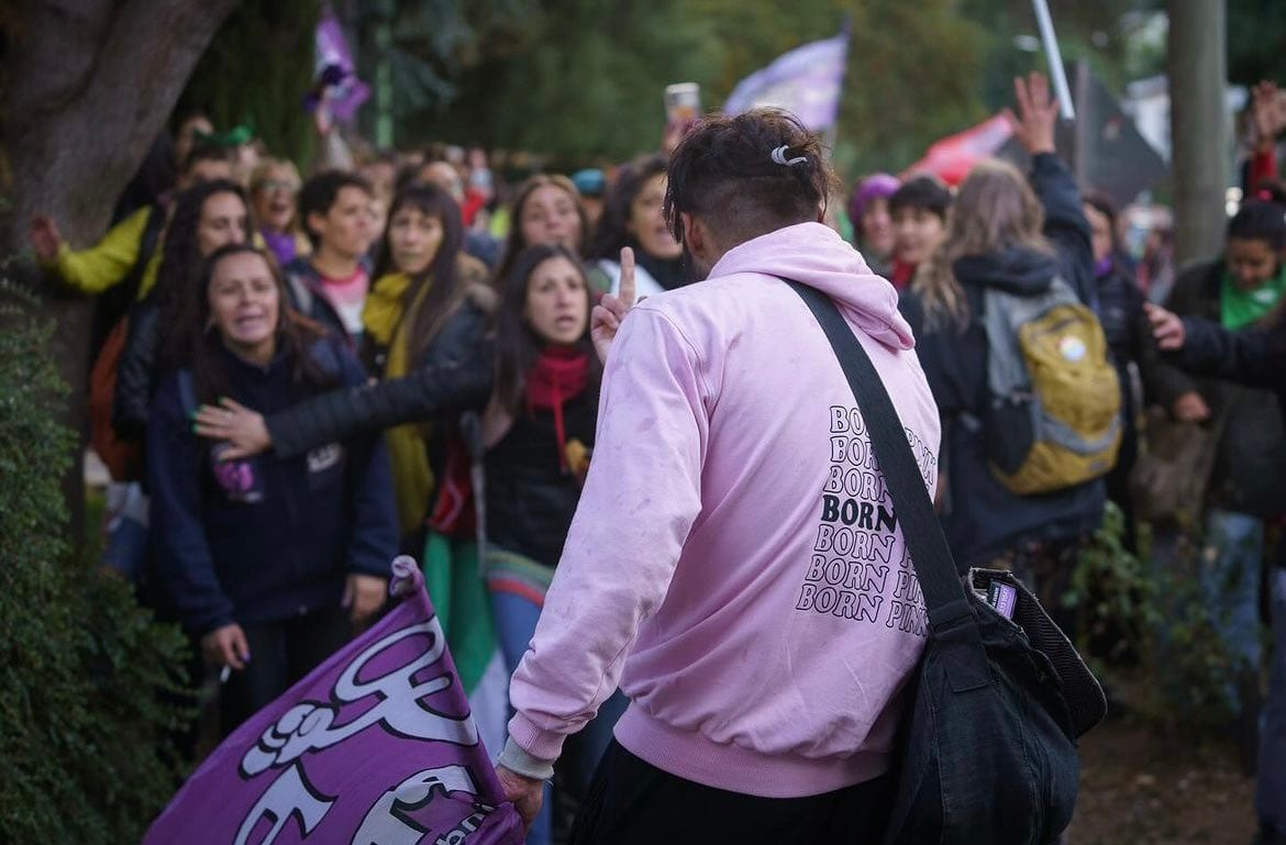 Un hombre agredió a mujeres que marchaban este #8M en San Martín de los Andes. (Foto: Federico Soto).