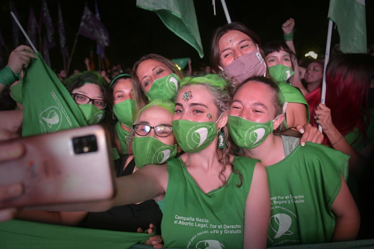 A media noche, el clima festivo se apoderaba lentamente con la suma de los votos. Foto. Orlando Pelichotti / Los Andes