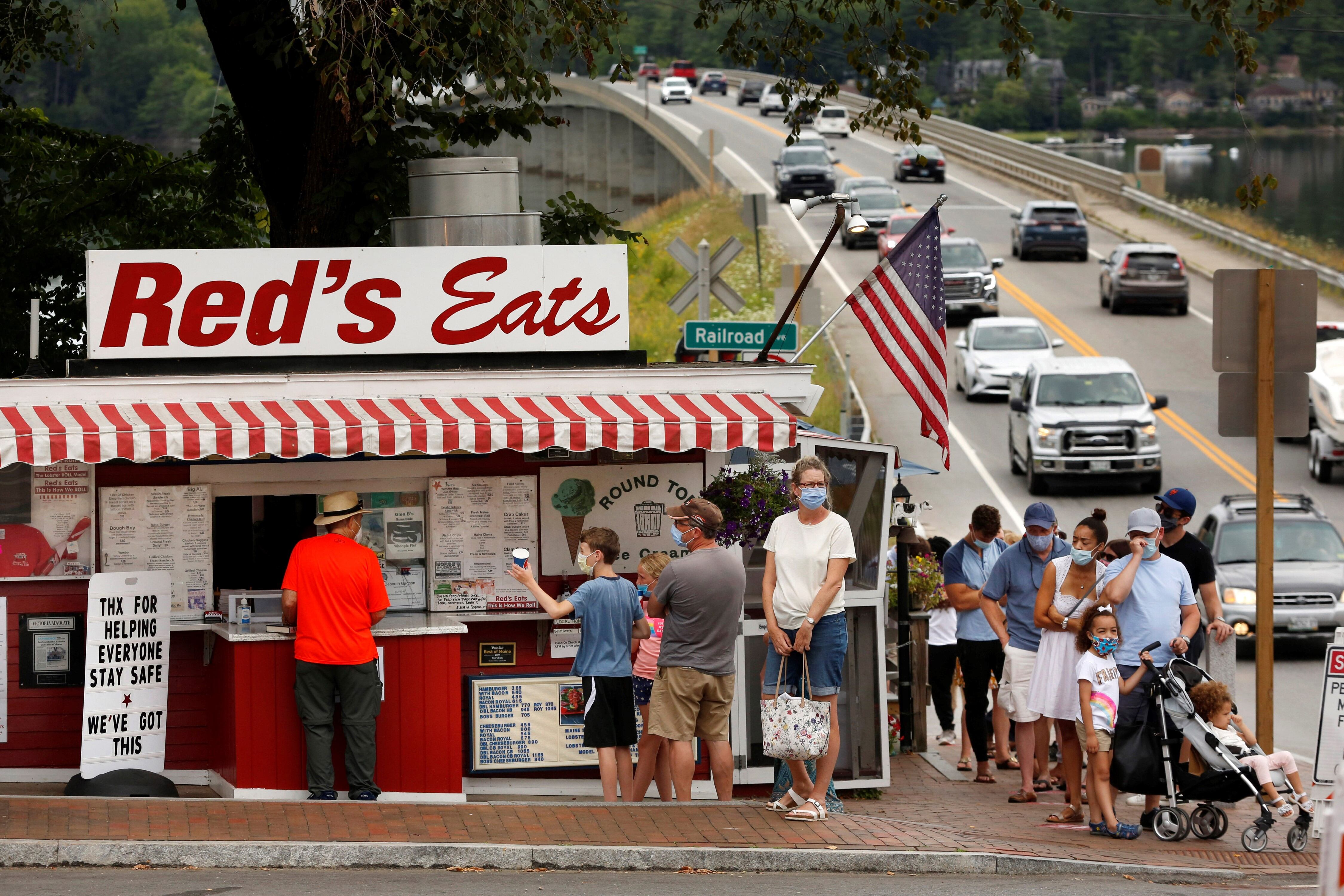 Clientes de  Red's Eats esperan ser atendidos, en un puesto de langosta callejero en la ciudad de Maine.