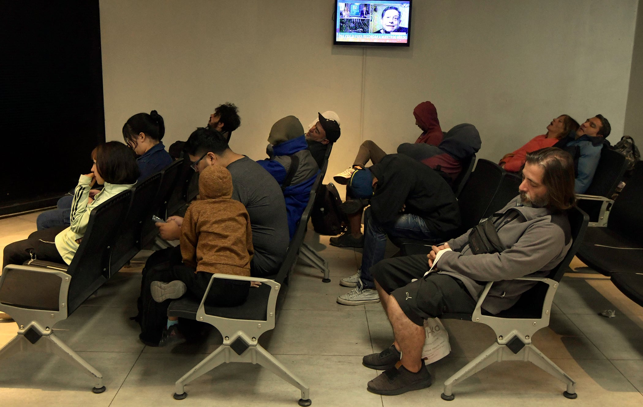 Terminal de ómnibus repleta de personas que volvieron de Chile tras el finde XL - Foto: Orlando Pelichotti / Los Andes