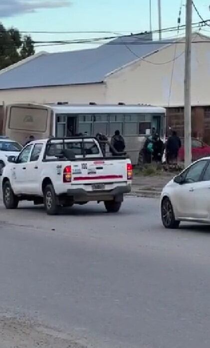 Según se ve en el video, el fumador habría sido golpeado por los demás pasajeros cuando bajó del colectivo.