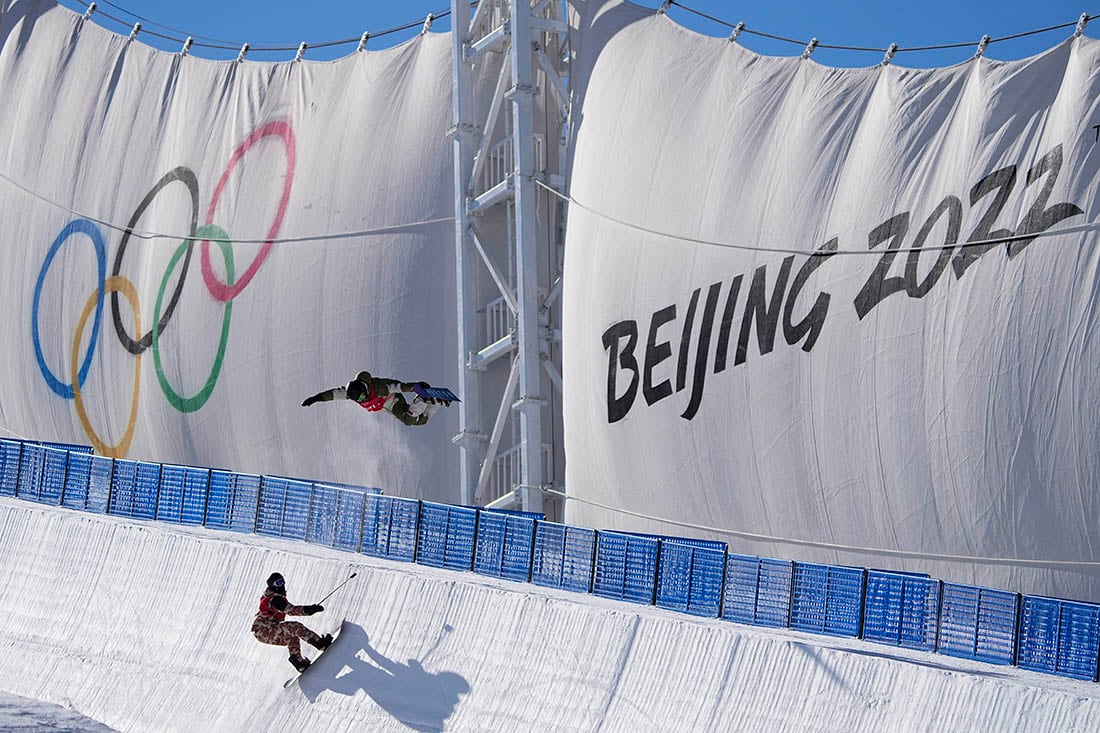 Un snowboarder realiza una acrobacia durante un entrenamiento en el "half pipe".
Foto: AP