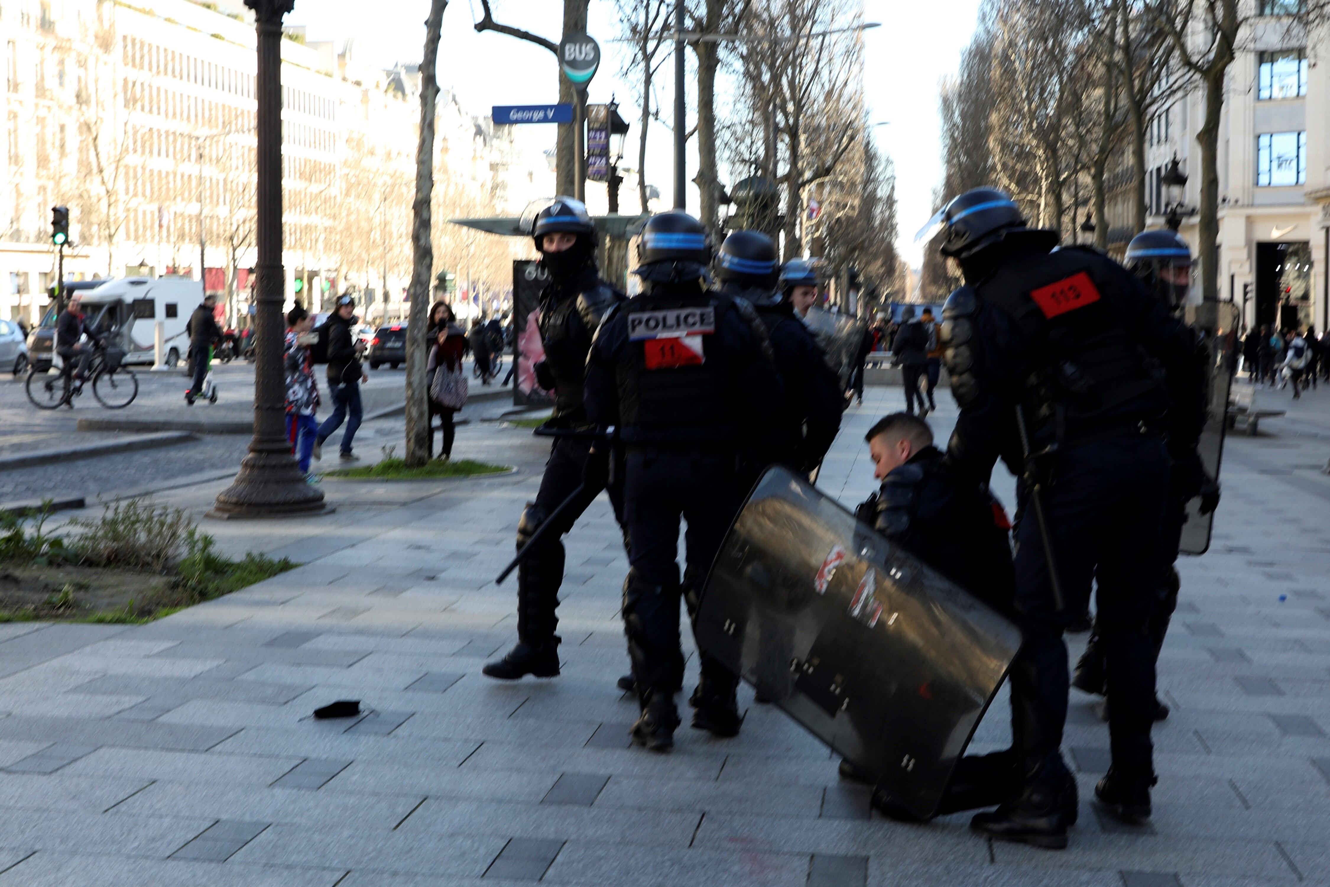 Manifestantes contra el pase sanitario chocaron con la policía de la capital francesa este sábado. AP