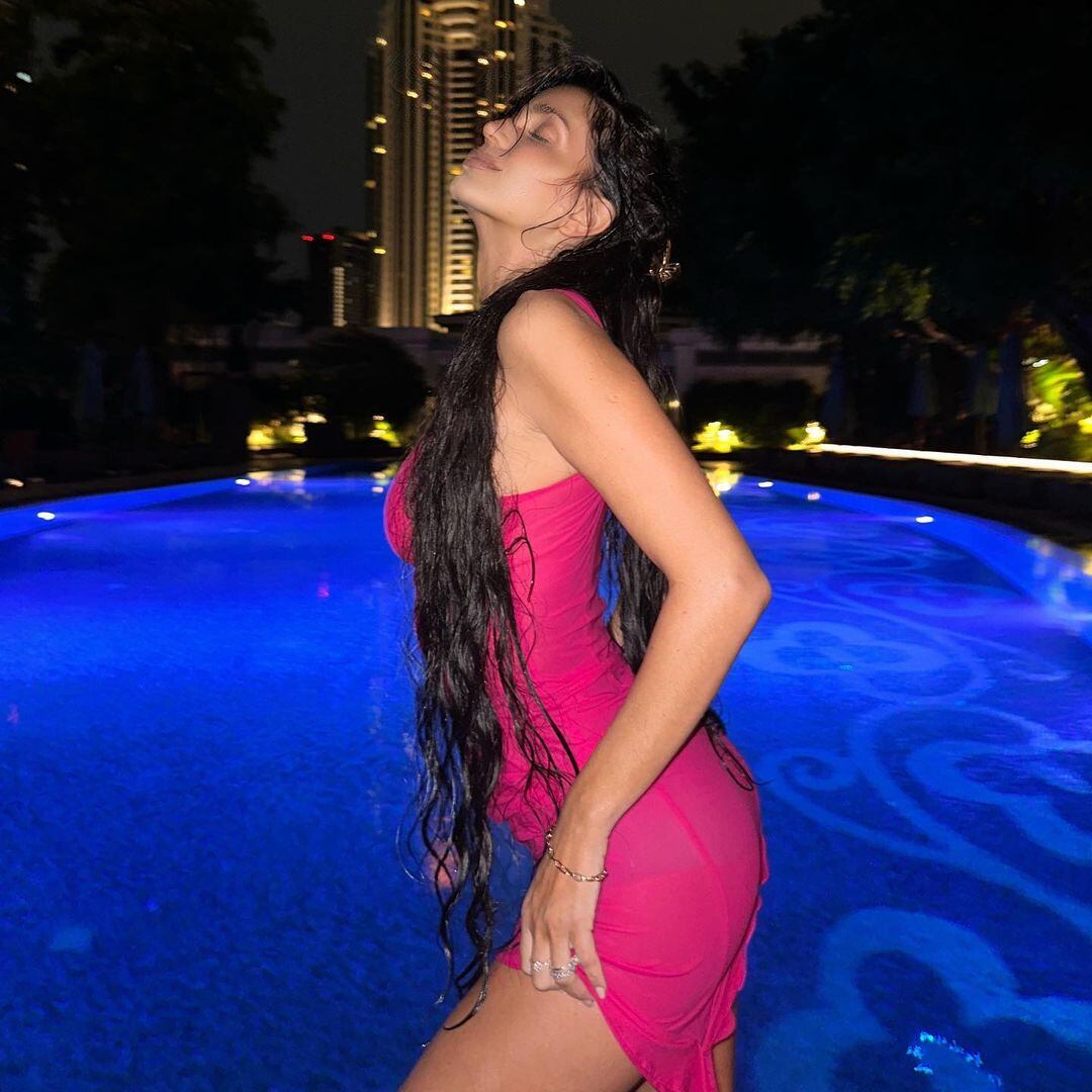 Zaira Nara hecha una Barbie en la piscina.