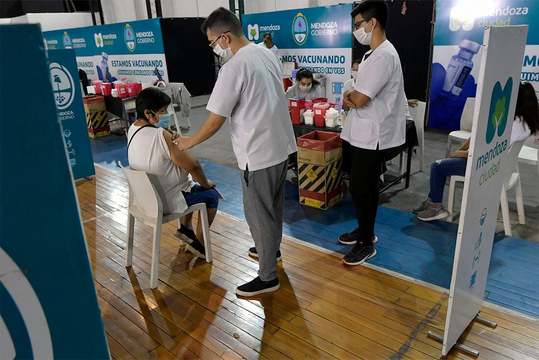 Vacunación Mendoza.



Foto: Orlando Pelichotti / Los Andes