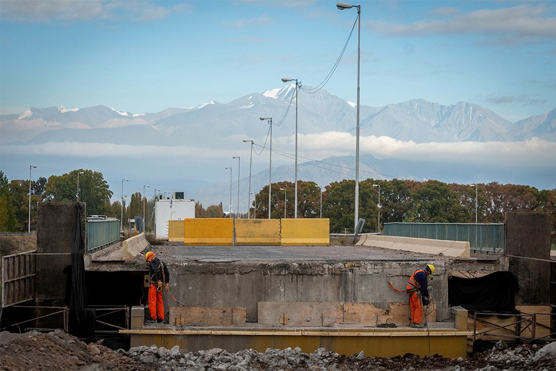 La variante Palmira estaría terminada en 4 meses 
 Es una de las obras  más importantes y estratégicas de Mendoza,  tiene la mira puesta en potenciar el Corredor Bioceánico.
Con la variante Palmira, se podrán desviar los vehículos de carga pesada que circulan por la Ruta 7 con dirección a Chile, sin tener que atravesar calles o avenidas del Gran Mendoza.

Foto: Ignacio Blanco / Los Andes  