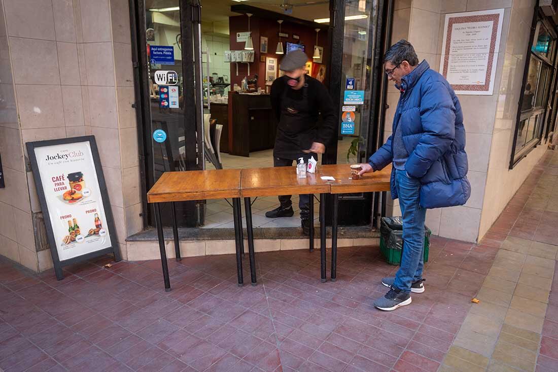 Alejando mozo del Café  Jockey Club sirve un café a un cliente en la puerta del local. 
Así amaneció Mendoza en el primer día de fase 1.