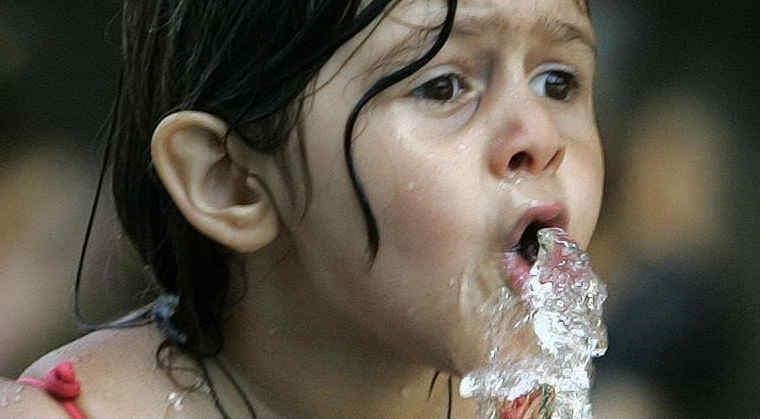 Hidratación. Beber agua es una de las claves para evitar un golpe de calor.